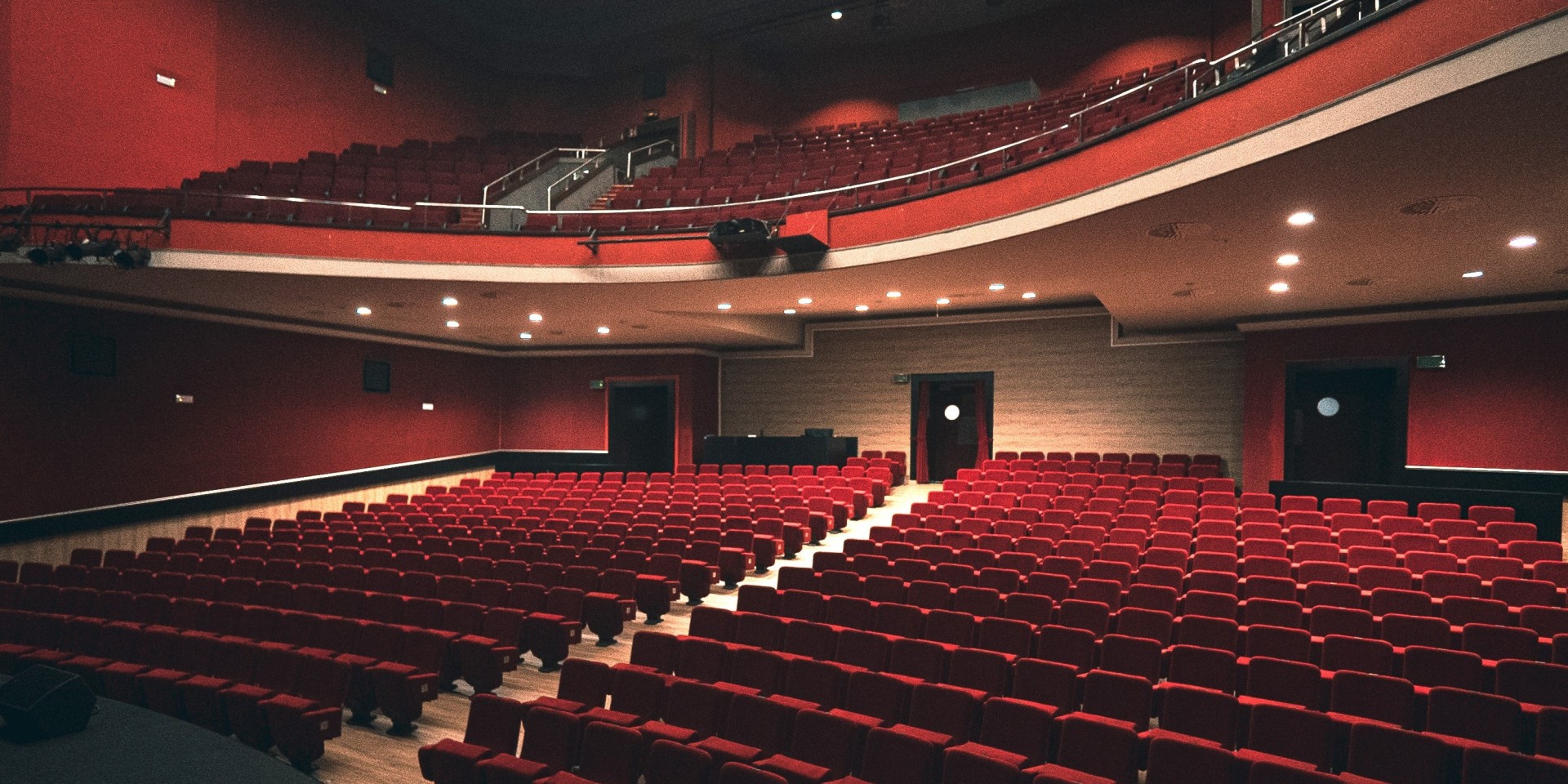{"ca":"Façana del Teatre Borràs","es":"Fachada del Teatro Borràs","en":"Borras theater facade"}